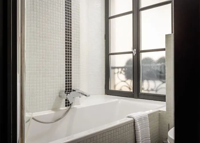 Отель Monceau Elysees 3*